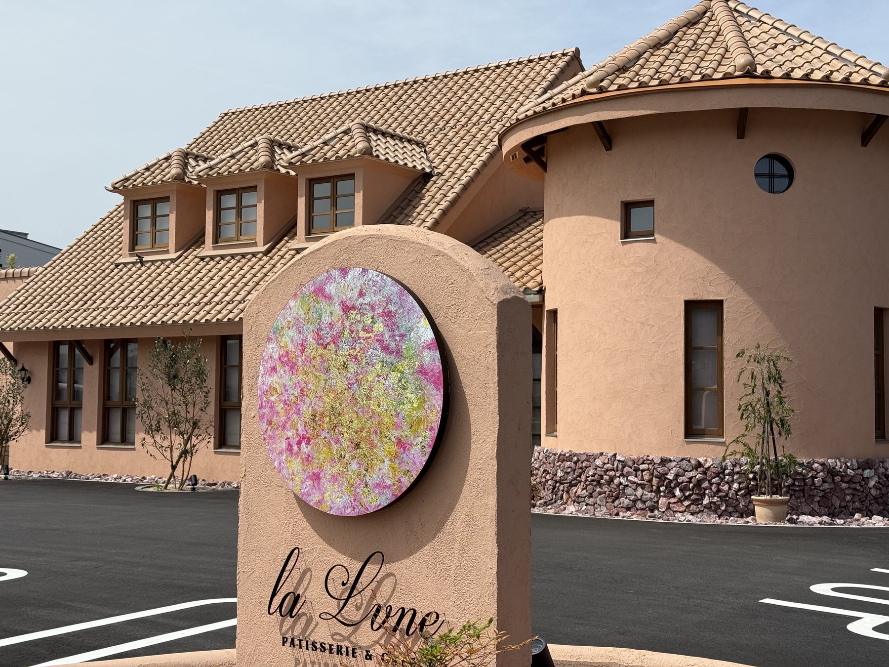 la Luneの店舗外観とPINK MOONをモチーフにしたロゴ