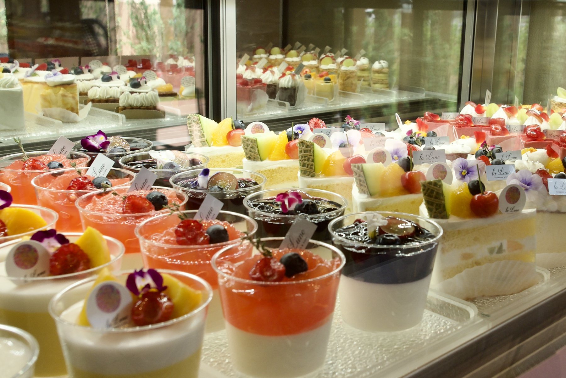 色とりどりのケーキが並ぶショーケース