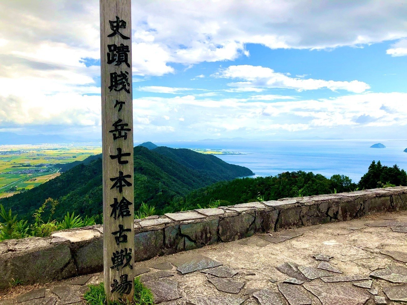 賤ヶ岳山頂から望む琵琶湖と余呉湖